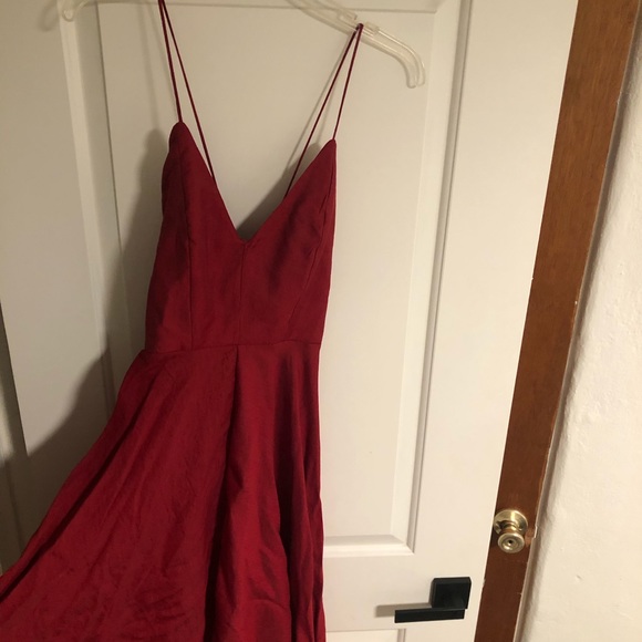 Super flattering dress with criss cross low back - Picture 3 of 4